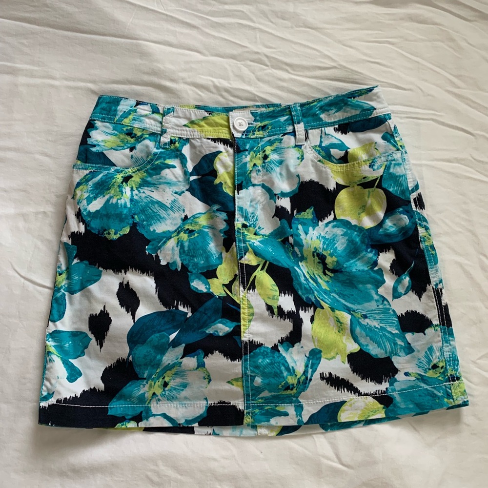 Adorable skort like new needs a new home ! - Picture 4 of 6